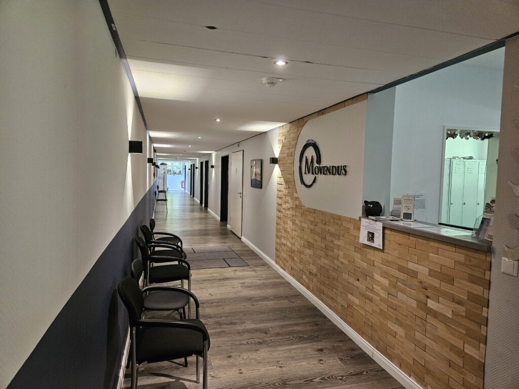 Empfang und Wartebereich der Physiotherapie-Praxis MOVENDUS in Henstedt-Ulzburg