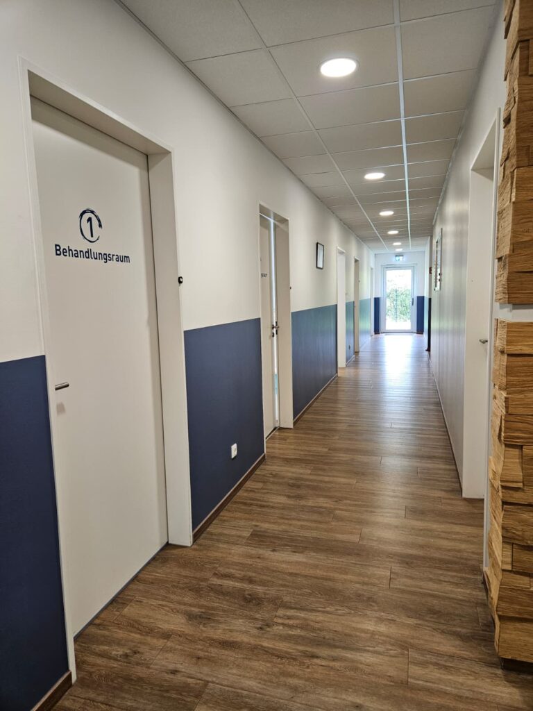Flur im Erdgeschoss mit Behandlungsräumen der Praxis in Kaltenkirchen
