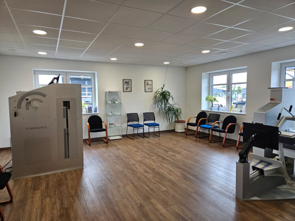 Wartezimmer mit POWERSPINE-Geräten bei MOVENDUS Kaltenkirchen