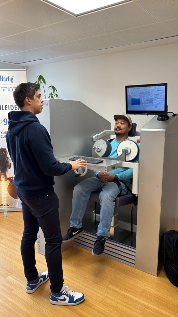 Sven beim Training mit POWERSPINE Neck in Hamburg-Winterhude